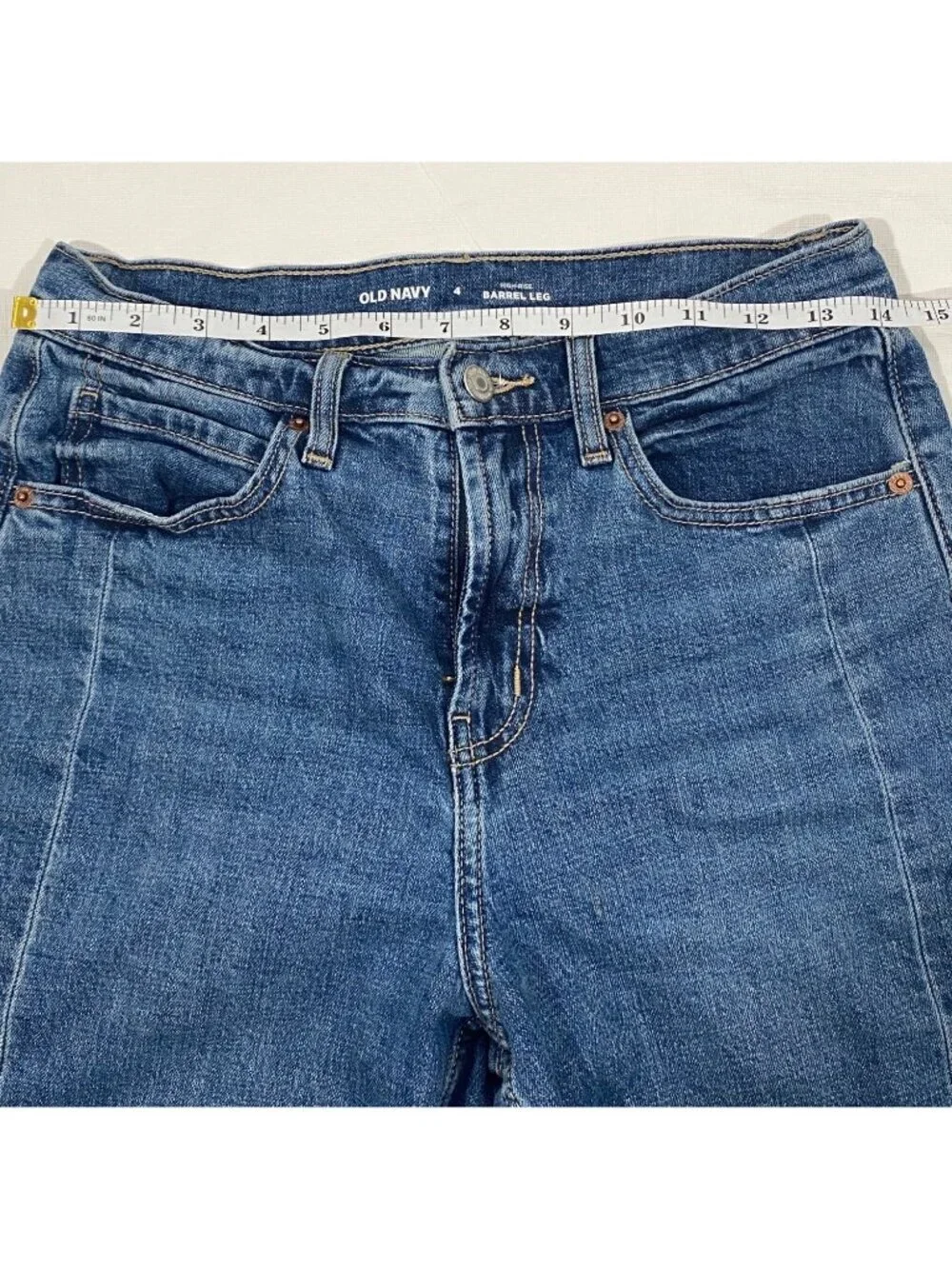 Old Navy High-Rise baggy Barrel Leg Jeans Size 4 medium wash trendy